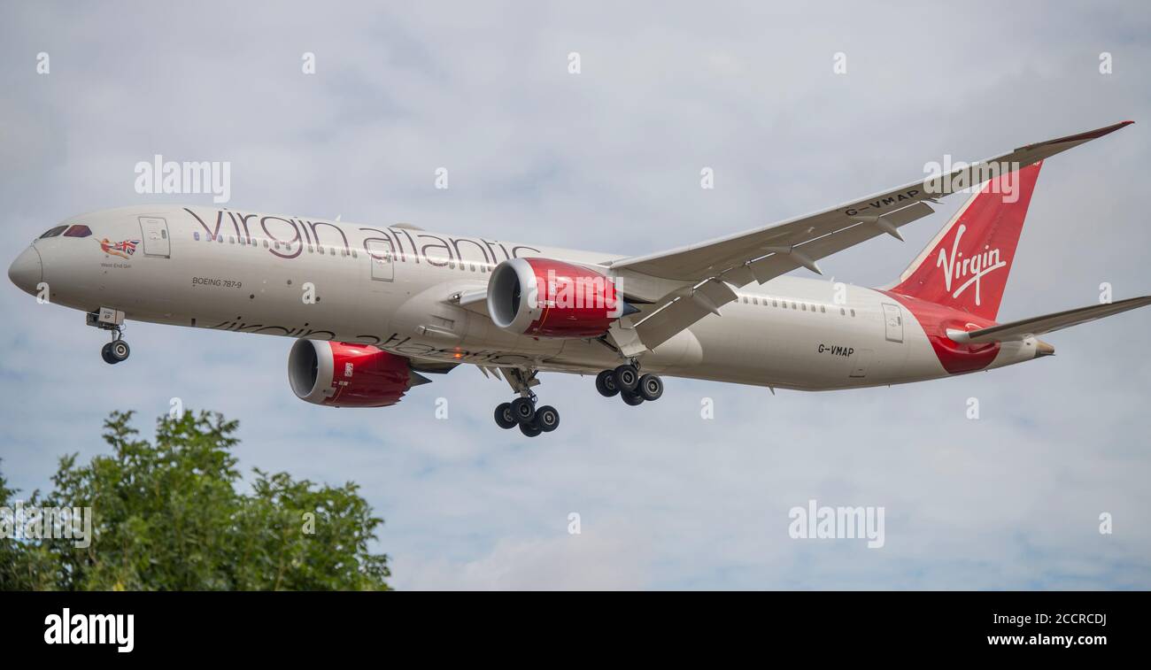 Aeropuerto de Heathrow, Londres, Reino Unido. 24 de agosto de 2020. Virgin Atlantic Boeing 787 Dreamliner G-VMAP de Shanghai en el enfoque final a la pista de 27L Foto de stock