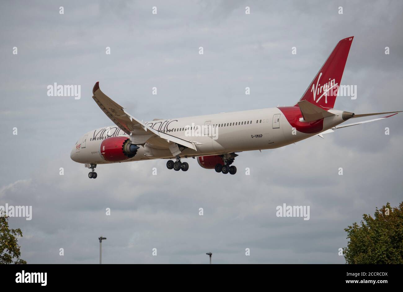 Aeropuerto de Heathrow, Londres, Reino Unido. 24 de agosto de 2020. Virgin Atlantic Boeing 787 Dreamliner G-VMAP de Shanghai en el enfoque final a la pista de 27L Foto de stock