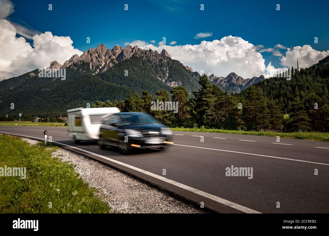 Viajes de vacaciones familiares, viaje de vacaciones en autocaravana, caravana de RV alquiler de vacaciones. Naturaleza Bella Italia paisaje natural de los Alpes. Advertencia - shootin auténtico Foto de stock