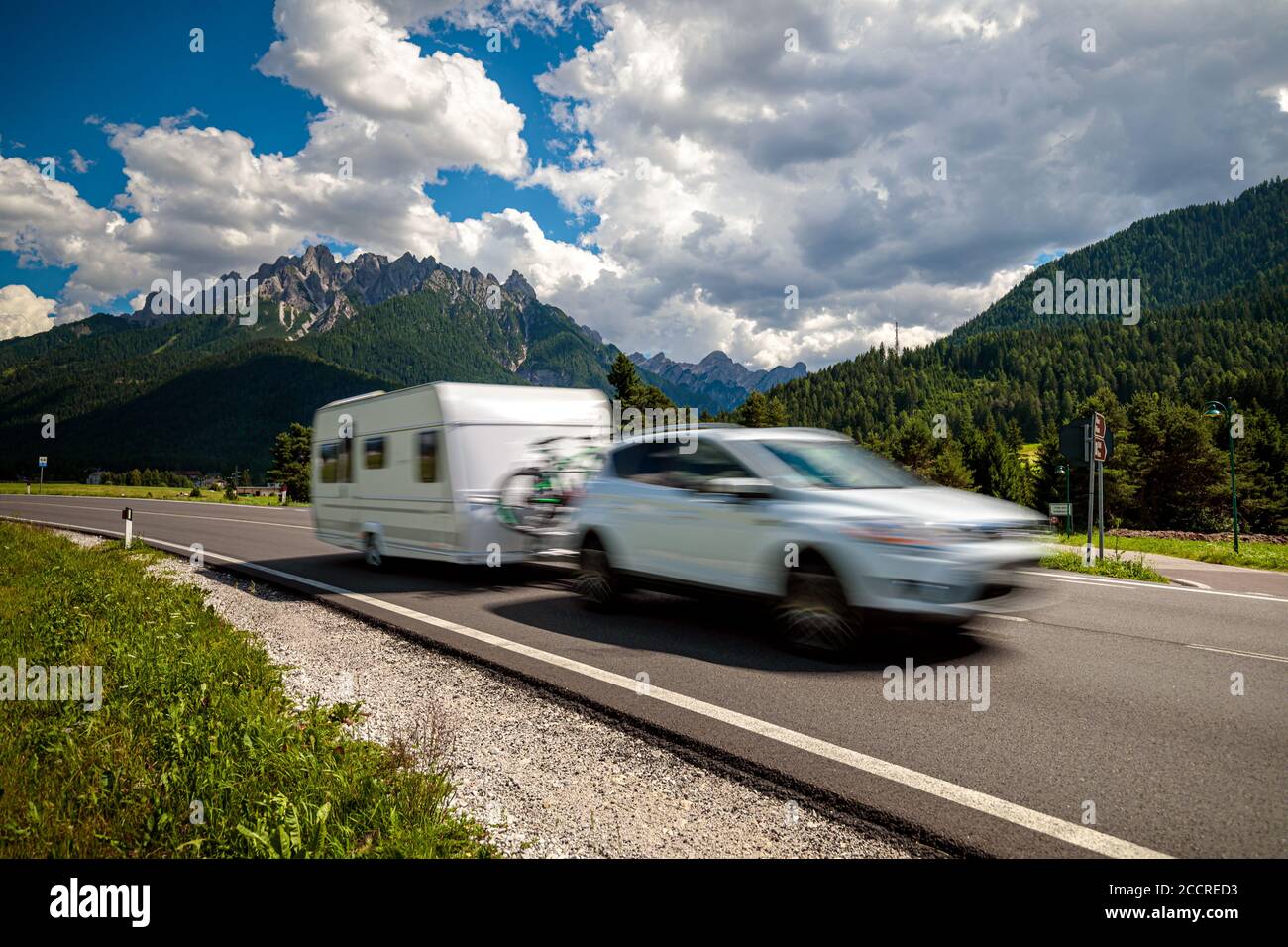 Viajes de vacaciones familiares, viaje de vacaciones en autocaravana, caravana de RV alquiler de vacaciones. Naturaleza Bella Italia paisaje natural de los Alpes. Advertencia - shootin auténtico Foto de stock