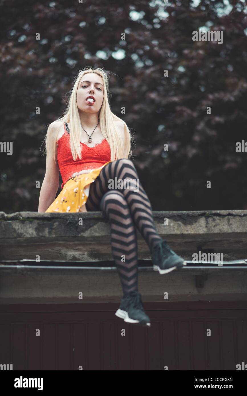 Joven mujer hipster relajándose en el entorno urbano Foto de stock