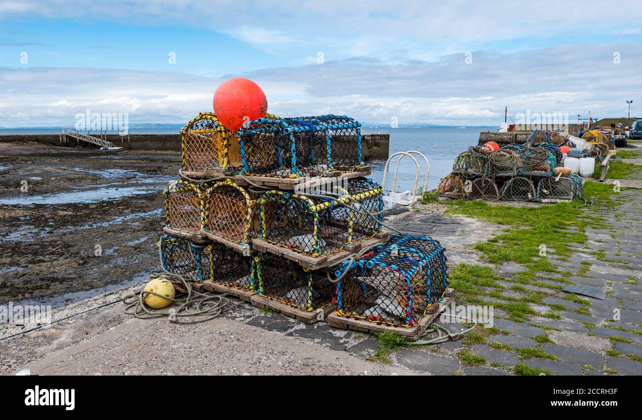 Cazuelas de langosta o creels amontonadas en el muelle, Puerto Seton, Cockenzie, East Lothian, Escocia, Reino Unido Foto de stock