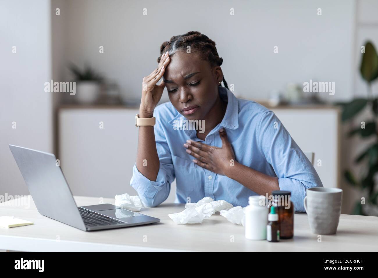 Síntomas del coronavirus. Trabajadora de oficina negra enferma sintiéndose mal en el lugar de trabajo Foto de stock
