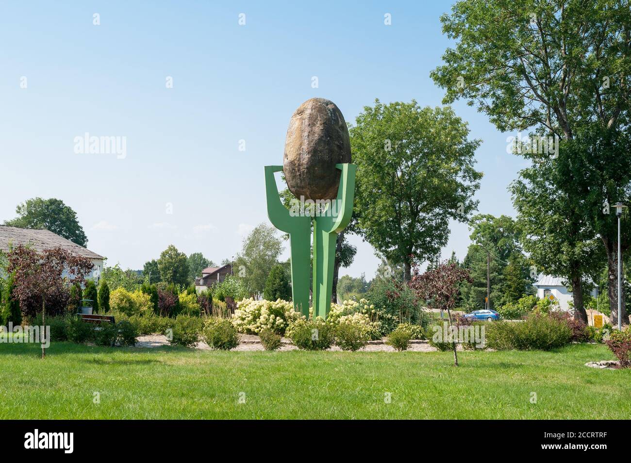 Monumento a la papa (por Wiesław Adamski) en Biesiekierz, Condado de Koszalin, Voivodato Pomeraniano Occidental, en el noroeste de Polonia Foto de stock