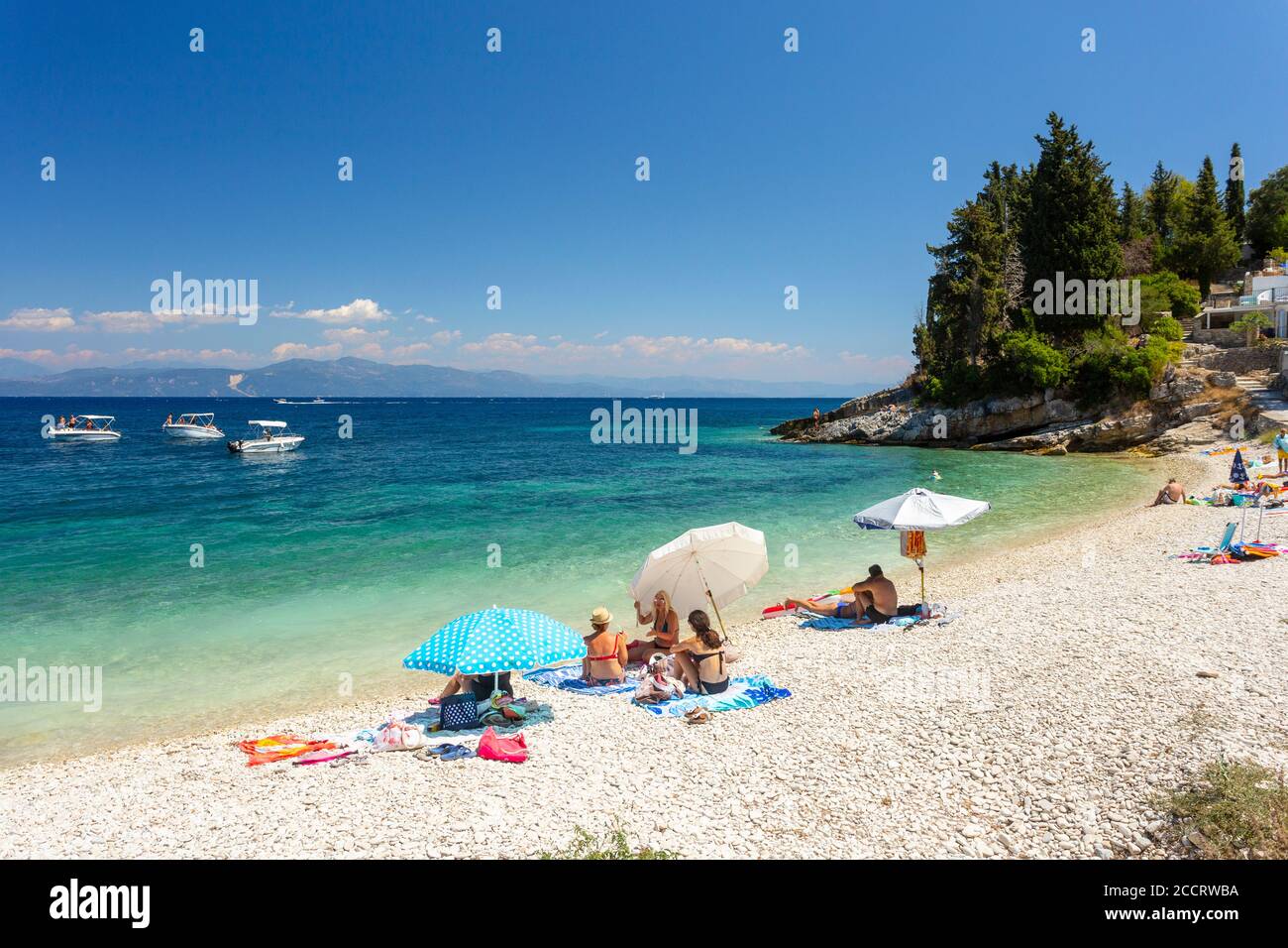 Gente que se relaja en la playa de Levrechio, Paxos, Islas Jónicas, Grecia Foto de stock