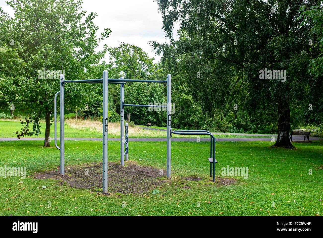 Equipos de ejercicio en un parque para uso gratuito de los miembros Del Reino Unido público Foto de stock