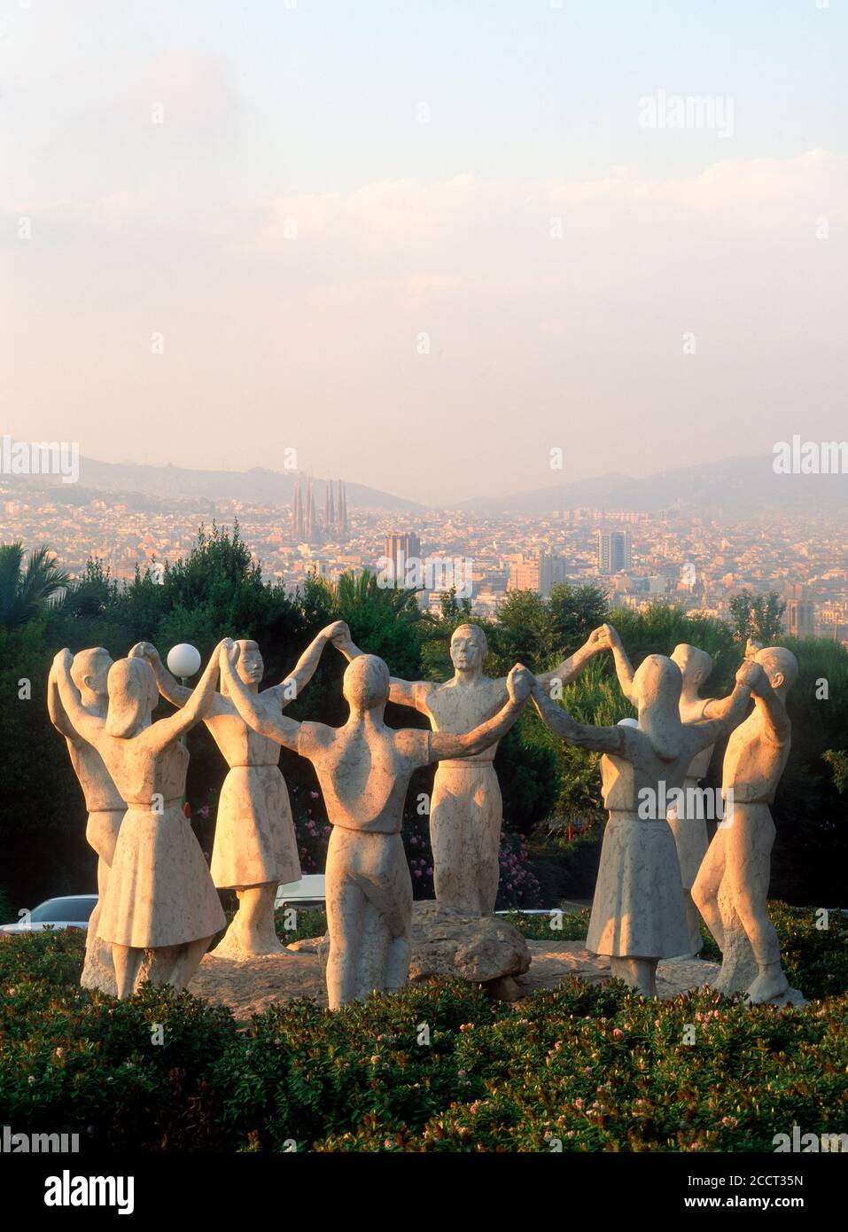 La estatua de los bailarines de Sardana en Barcelona al amanecer Foto de stock
