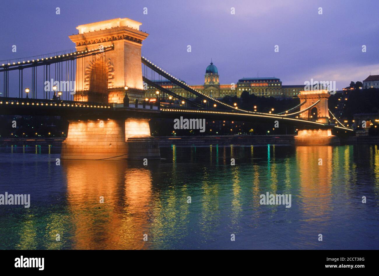 Puente de la cadena y Palacio Real sobre el río Danubio en Budapest por la noche Foto de stock