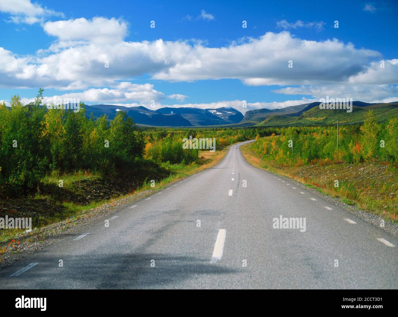 La pequeña carretera por encima del Círculo Ártico en la Laponia sueca con Kebnekaise montañas en otoño Foto de stock