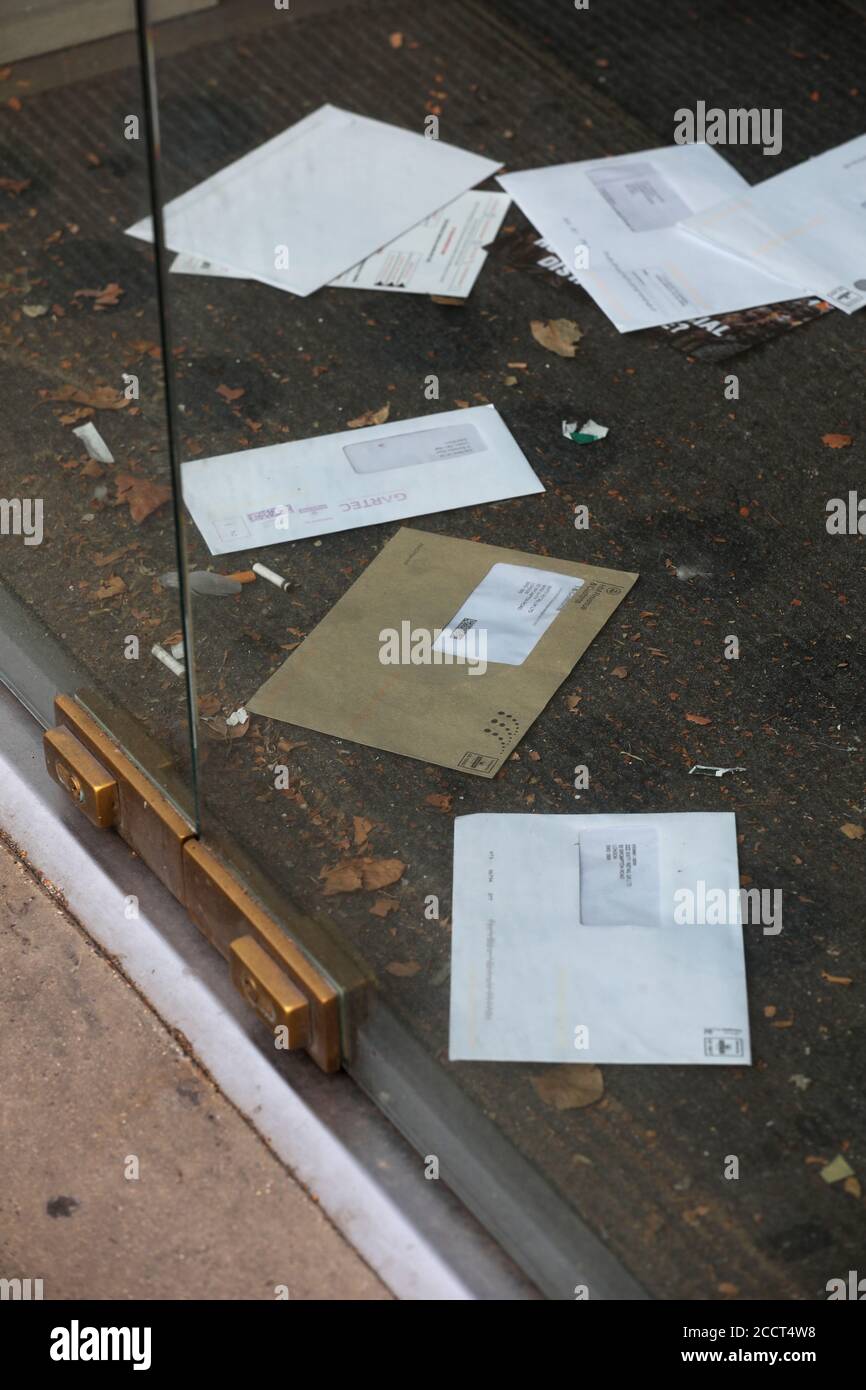 Las cartas y los billetes se acumulan en la alfombra de una tienda cerrada en Brompton Road, Londres, Reino Unido. Foto de stock