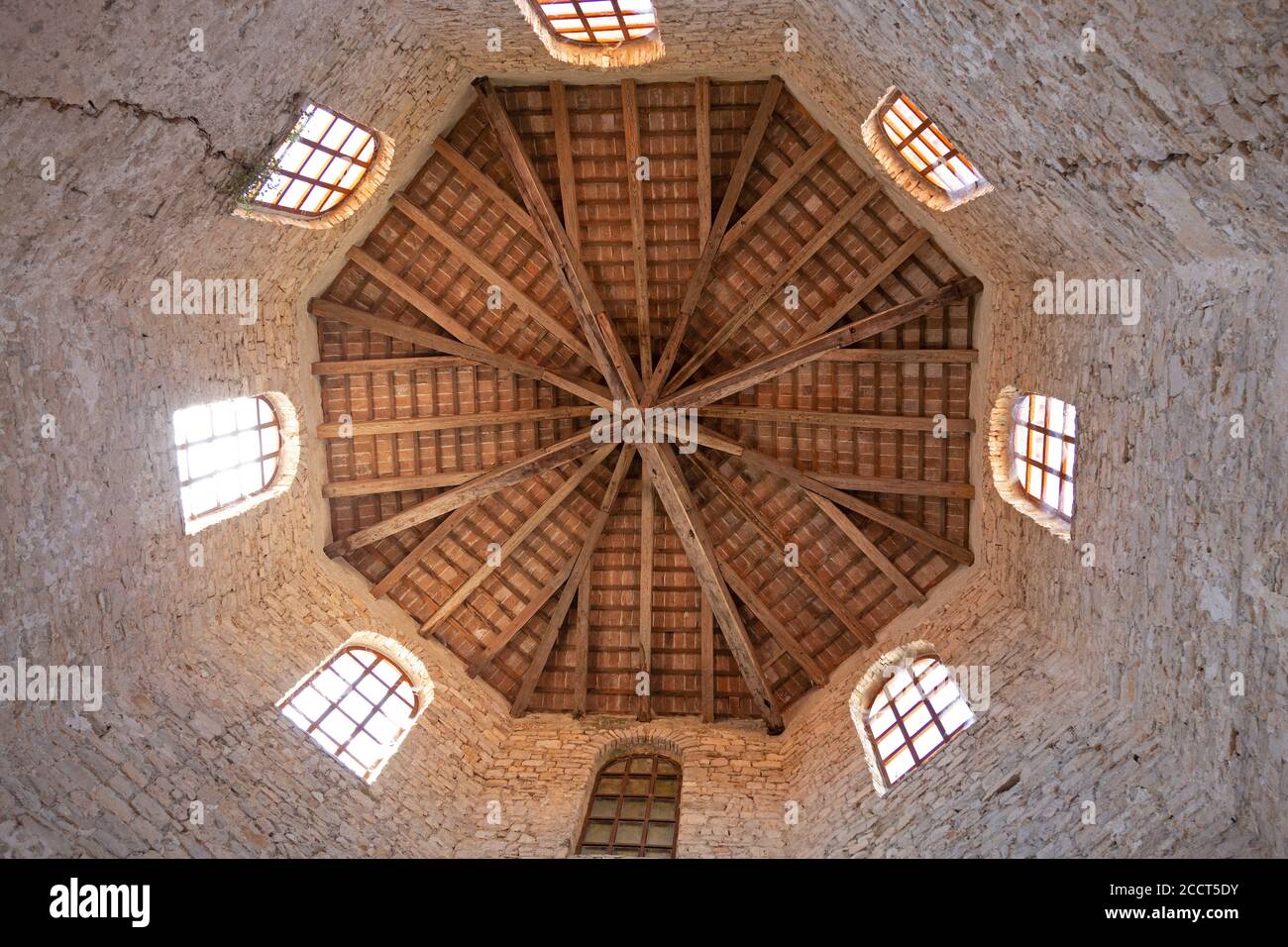 Techo del baptisterio, Basílica Eufrasiana, Patrimonio de la Humanidad de la UNESCO, Porec, Istria, Croacia Foto de stock
