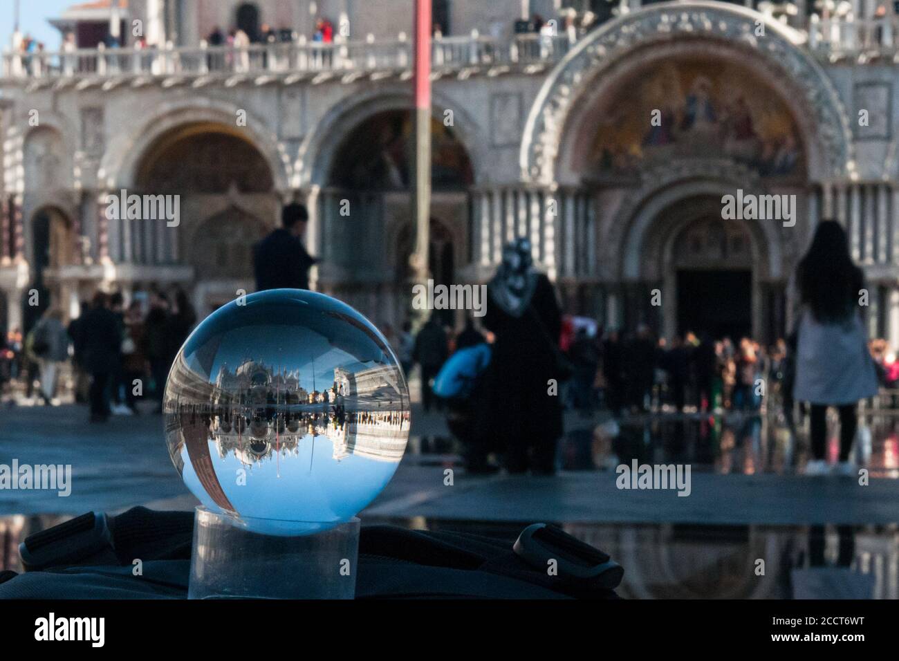VENECIA, ITALIA - 20 DE NOVIEMBRE de 2017: La Iglesia de San Marco y una pieza de la Plaza de San Marco, vista a través de una esfera de vidrio Foto de stock