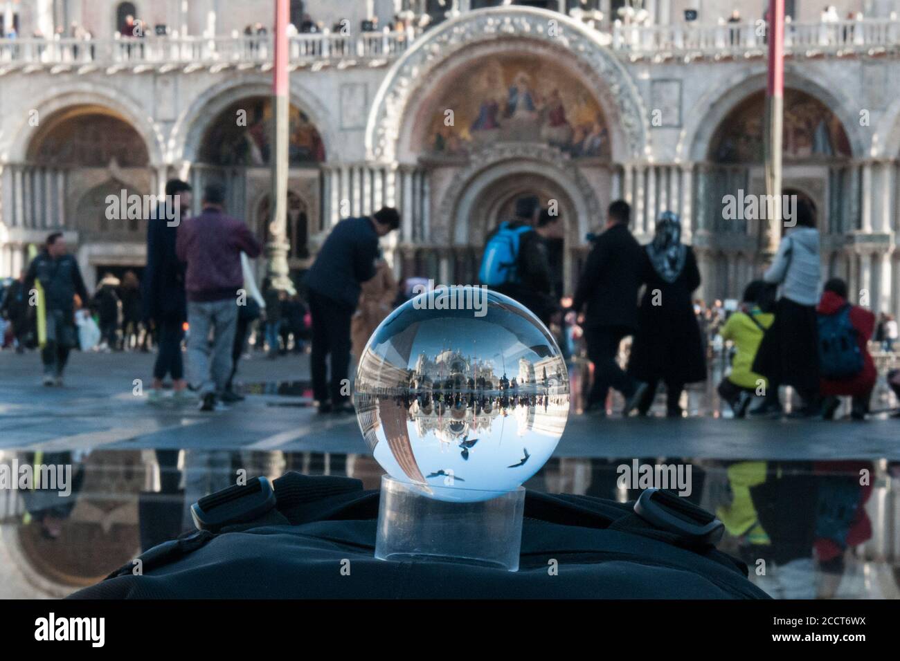 VENECIA, ITALIA - 20 DE NOVIEMBRE de 2017: La Iglesia de San Marco y una pieza de la Plaza de San Marco, vista a través de una esfera de vidrio Foto de stock