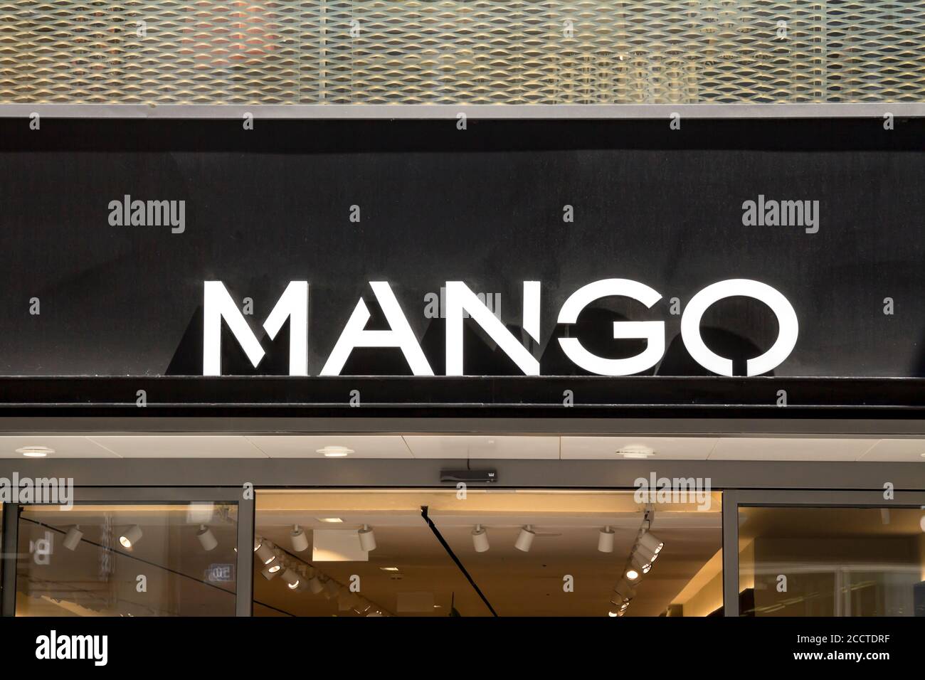 Basilea, SUIZA - 1 de julio de 2019: Mango inicio de sesión en la tienda de  Mango. Mango es una empresa española de fabricación de ropa Fotografía de  stock - Alamy