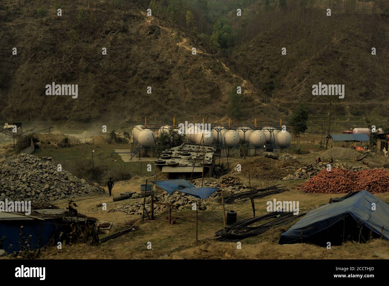Un sitio de extracción de minerales para materiales de construcción en la provincia de Bagmati Pradesh, Nepal. Foto de stock