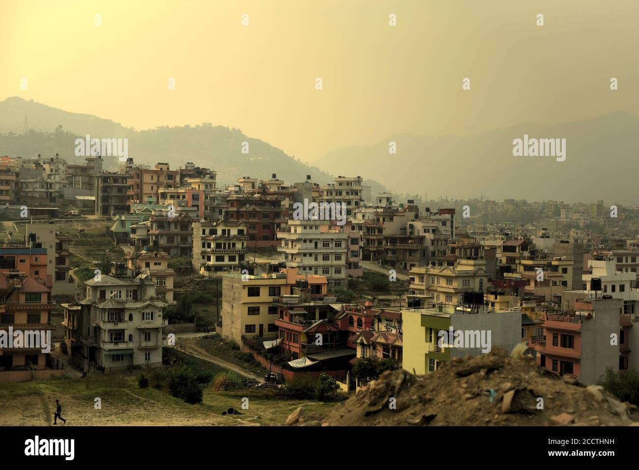 Vista de viviendas residenciales en el valle de Katmandú, vista desde una carretera que conduce a Dhulikhel, Bagmati Pradesh, Nepal. Foto de stock