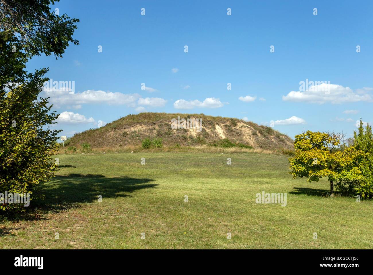 Túmulos neolíticos en el parque arqueológico de Szazhalombatta, Hungría. Construido en el campo del túmulo neolítico en el borde de la ciudad. Foto de stock