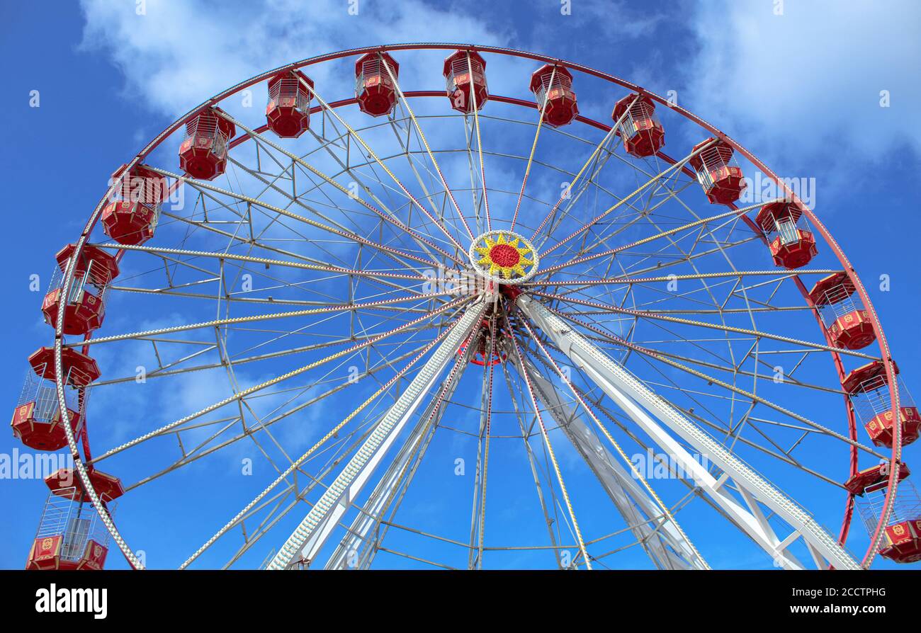 Ferris ruedas contra un cielo azul Foto de stock