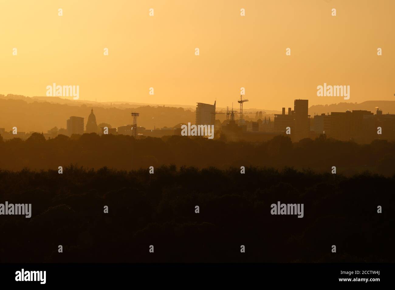 Silueta del horizonte de la ciudad de Leeds durante la puesta de sol. Foto de stock