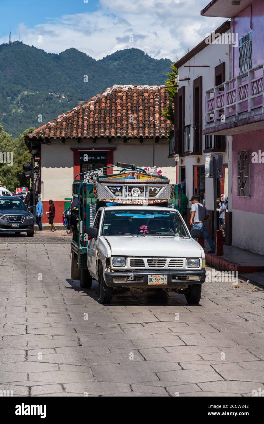 Un camión de servicios públicos típico mexicano en San Cristóbal de las  Casas, México Fotografía de stock - Alamy