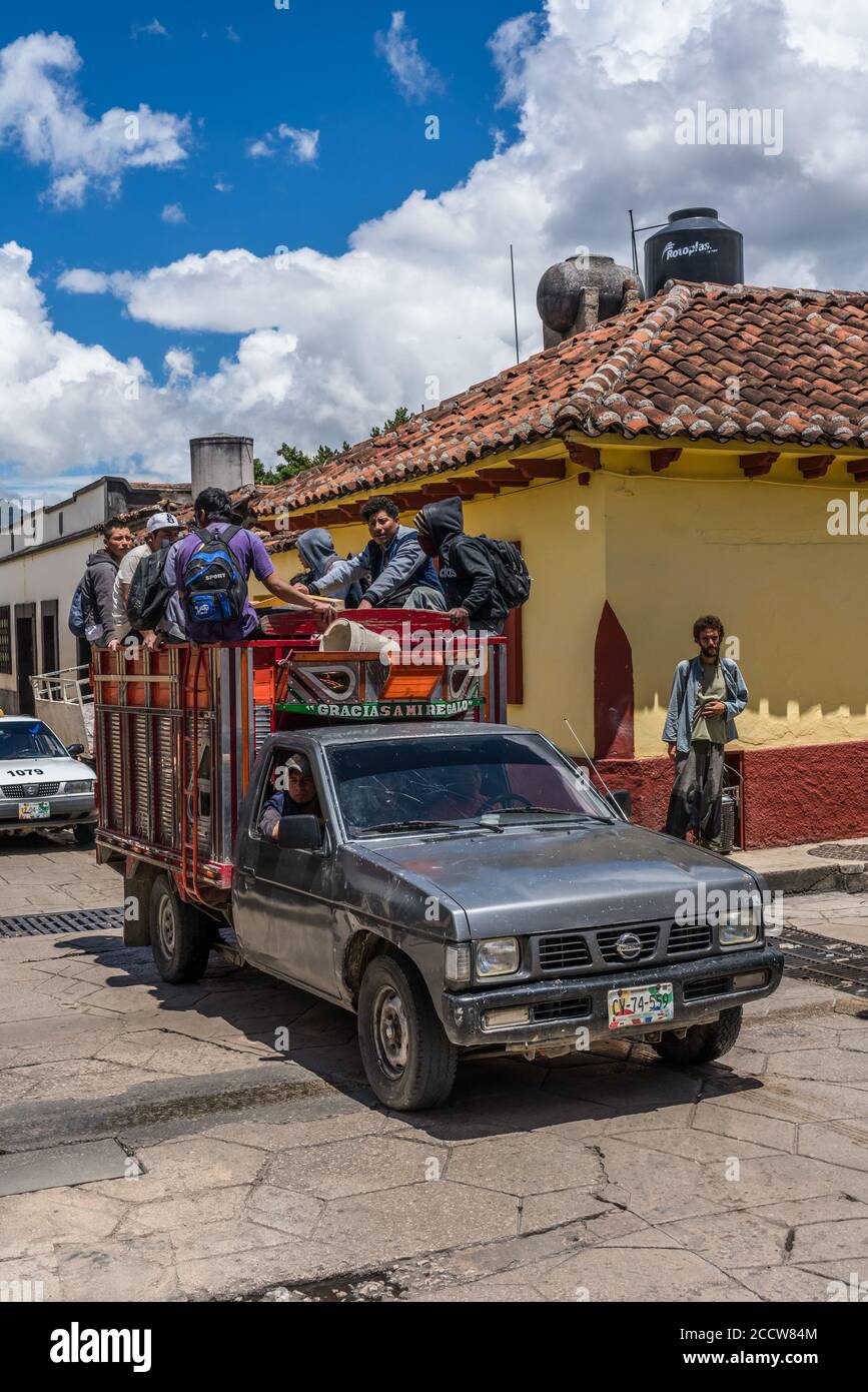 Un camión de servicios públicos típico mexicano que transporta trabajadores  en San Cristóbal de las Casas, México Fotografía de stock - Alamy
