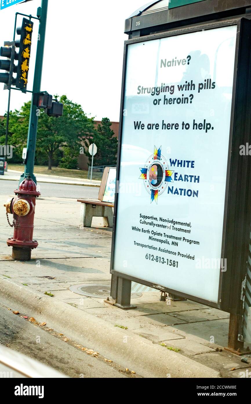 Parada de autobús refugio con anuncio que ofrece ayuda de la Nación de la Tierra Blanca para los nativos que luchan con pastillas y heroína. Minneapolis Minnesota MN EE.UU Foto de stock