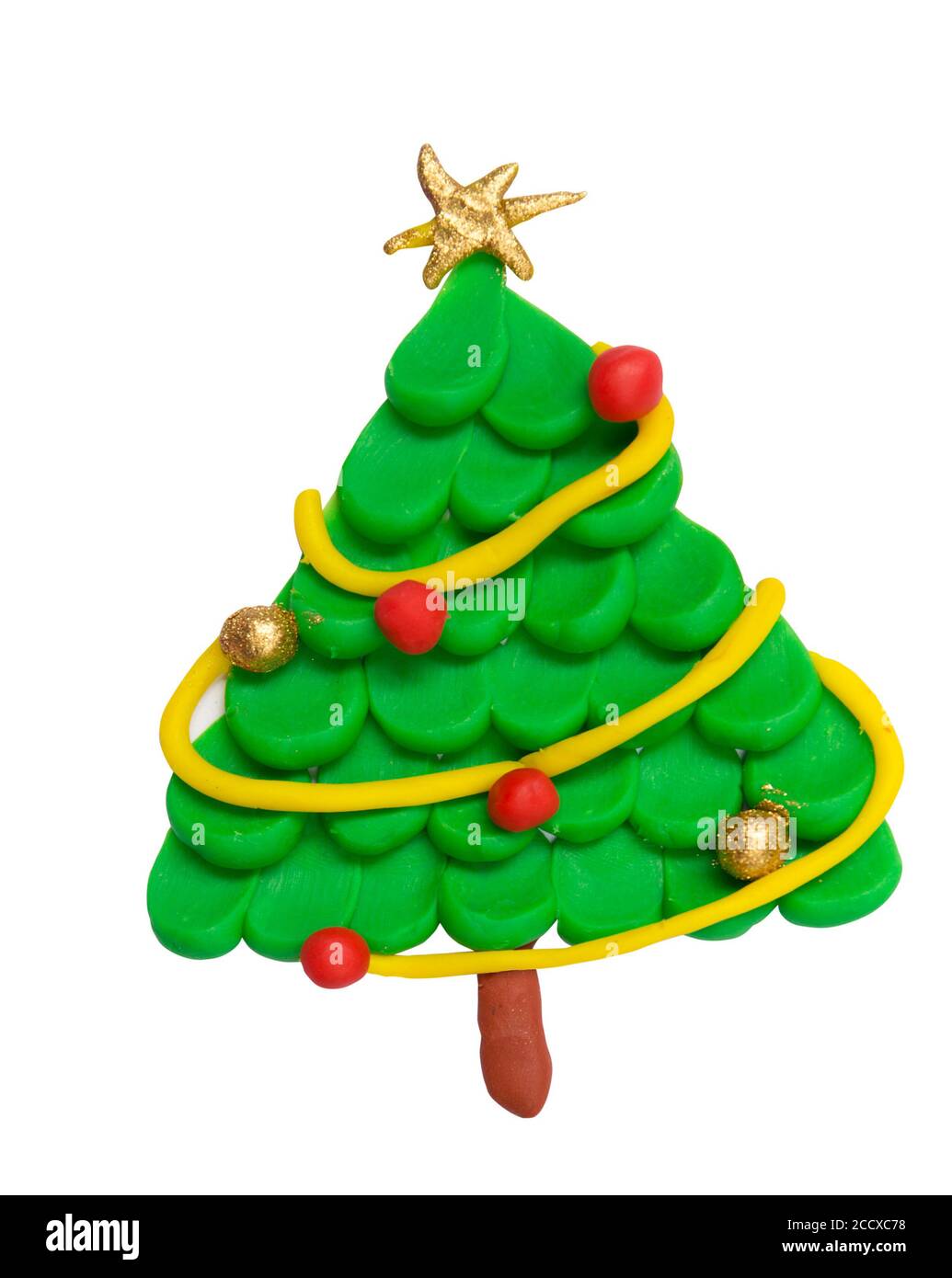 Árbol de Navidad plastilina con estrella aislada sobre fondo blanco. Oro y bola de Navidad roja. Obras de arte para niños. Foto de stock