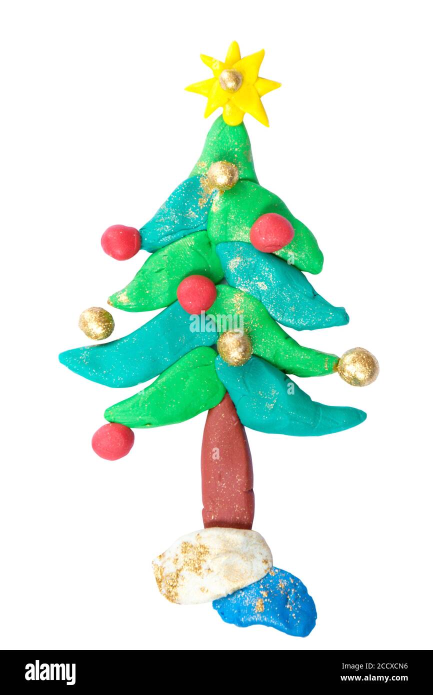 Árbol de Navidad plastilina con estrella aislada sobre fondo blanco. Oro y bola de Navidad roja. Obras de arte para niños. Foto de stock