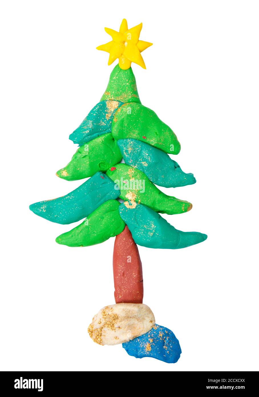 Árbol de Navidad plastilina con estrella aislada sobre fondo blanco. Obras de arte para niños. Foto de stock