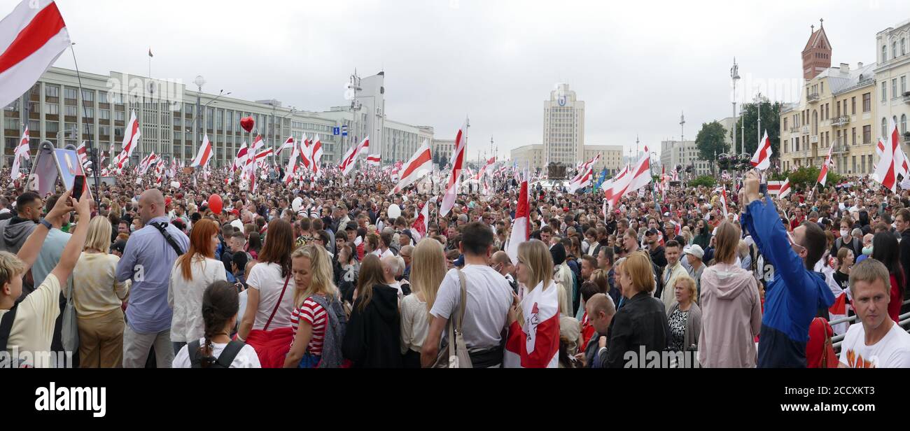 Minsk, Bielorrusia - 23 de agosto de 2020. Acciones pacíficas de protesta contra el gobierno actual después de las elecciones presidenciales en Bielorrusia. Foto de stock