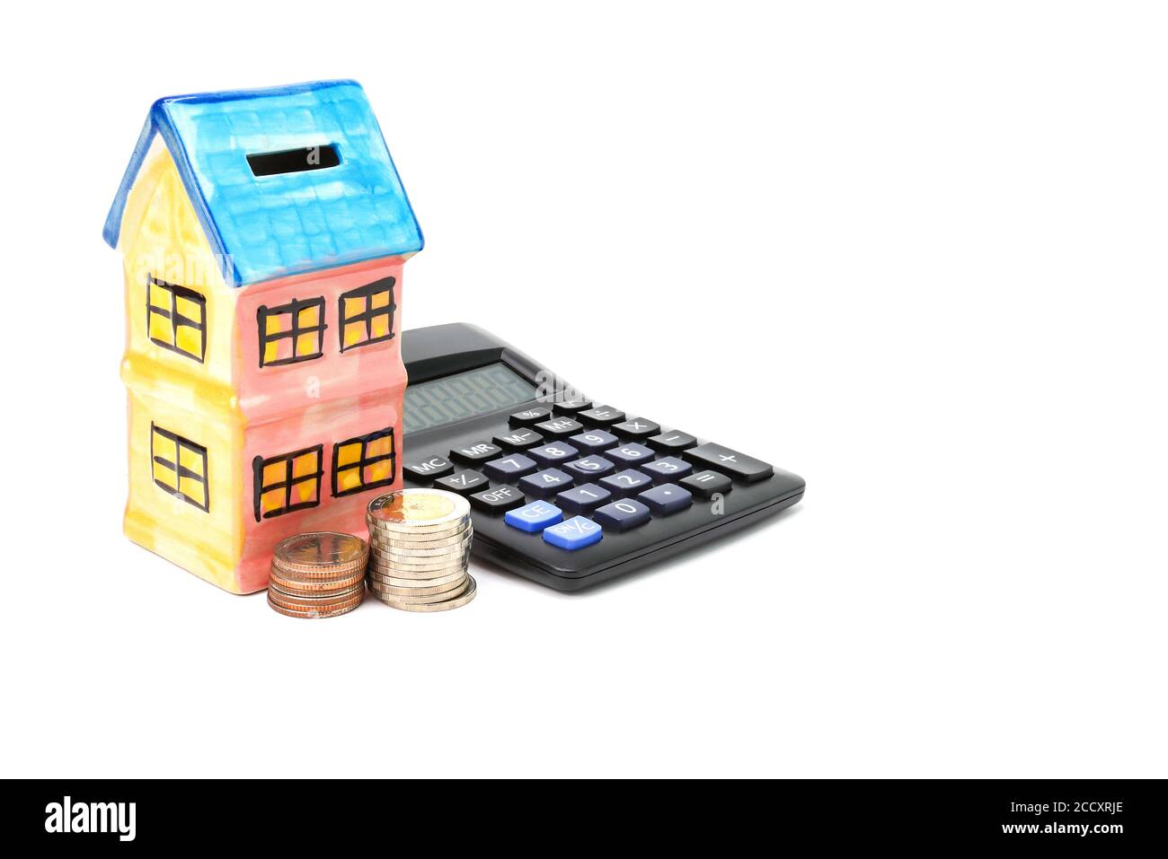 la pila de calculadora de monedas con modelo de cerámica casera con  Concepto de moneda ahorrar dinero para el espacio de copia en casa  Fotografía de stock - Alamy