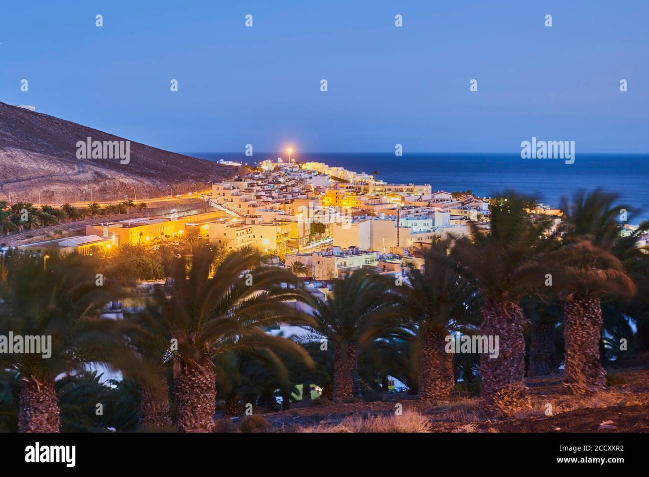 Um Jogo De Xadrez Estabelecido Fora De Um Hotel Em Morro Jable,  Fuerteventura. Fotos, retratos, imágenes y fotografía de archivo libres de  derecho. Image 89778329