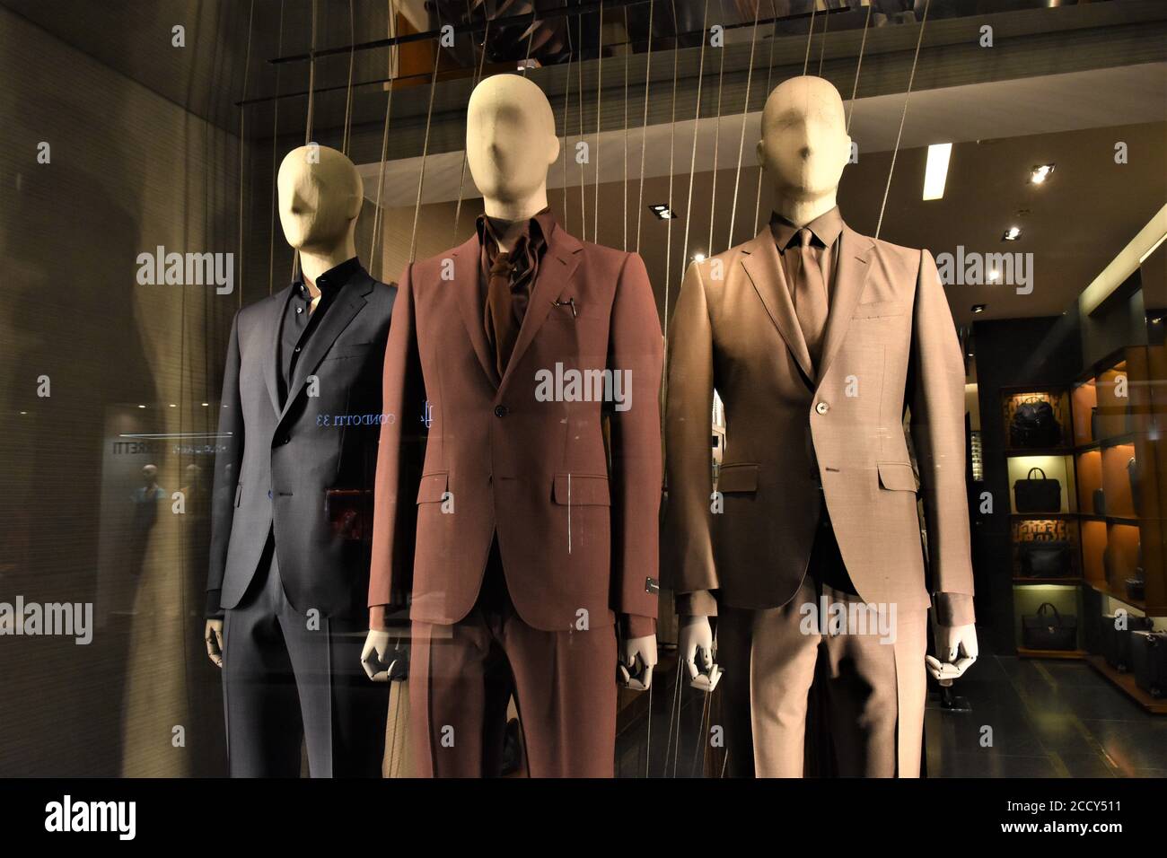 ROPA EN EXHIBICIÓN EN ERMENEGILDO ZEGNA BOUTIQUE EN CONDOTTI STREET  Fotografía de stock - Alamy