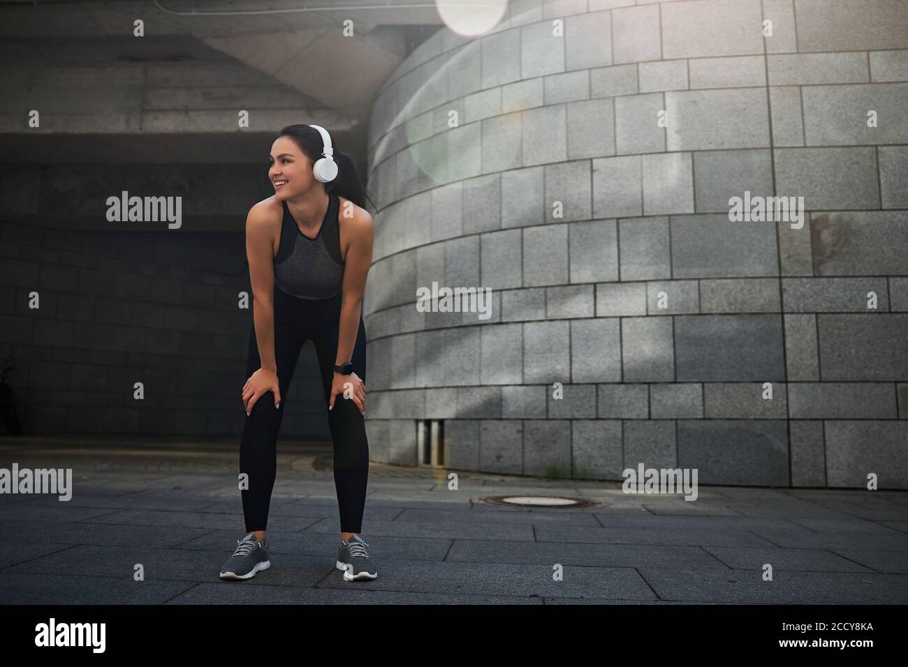 Positivo, un deportista encantado de haber pasado una pausa después de correr Foto de stock