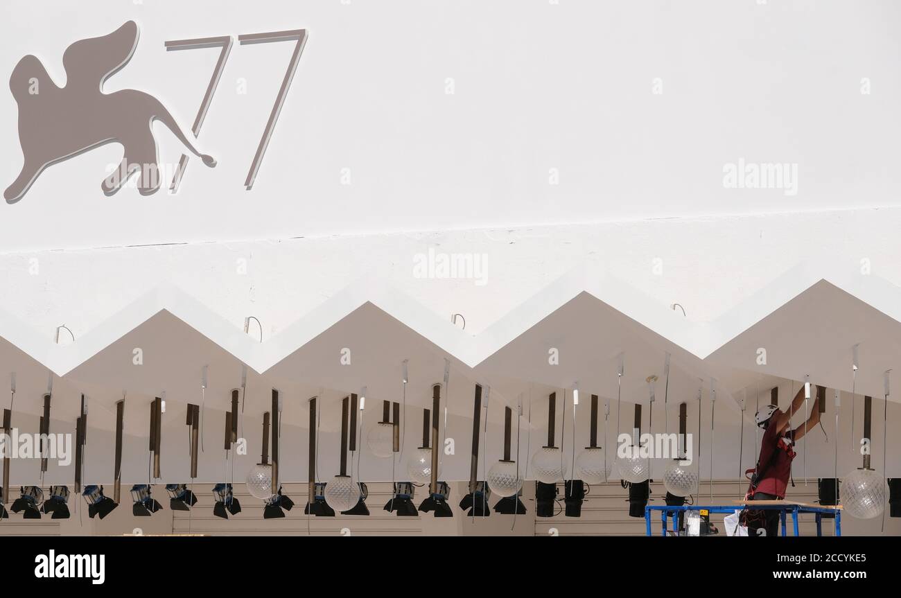 El logo del 77º Festival de Cine de Venecia es visto como trabajador se prepara para el primer festival de cine post-cierre que se abre en poco más de una semana, con la enfermedad de coronavirus (COVID-19) precauciones siendo el primero de la lista, en el Lido en Venecia, Italia, 25 de agosto de 2020. REUTERS/Manuel Silvestri Foto de stock