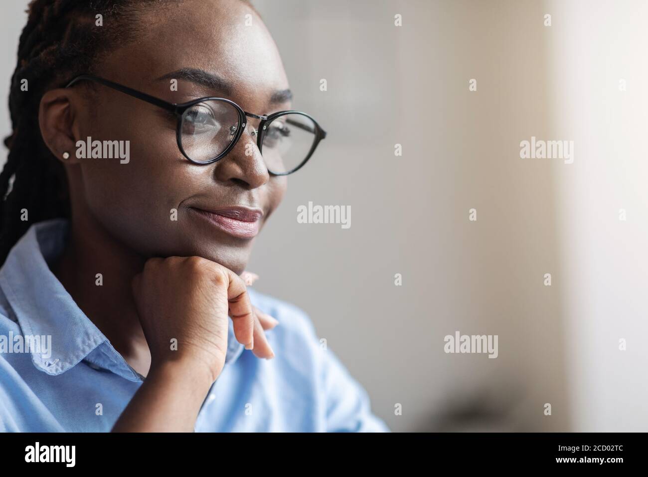 Primer retrato de una empresaria negra en apariencia de gafas aparte Foto de stock