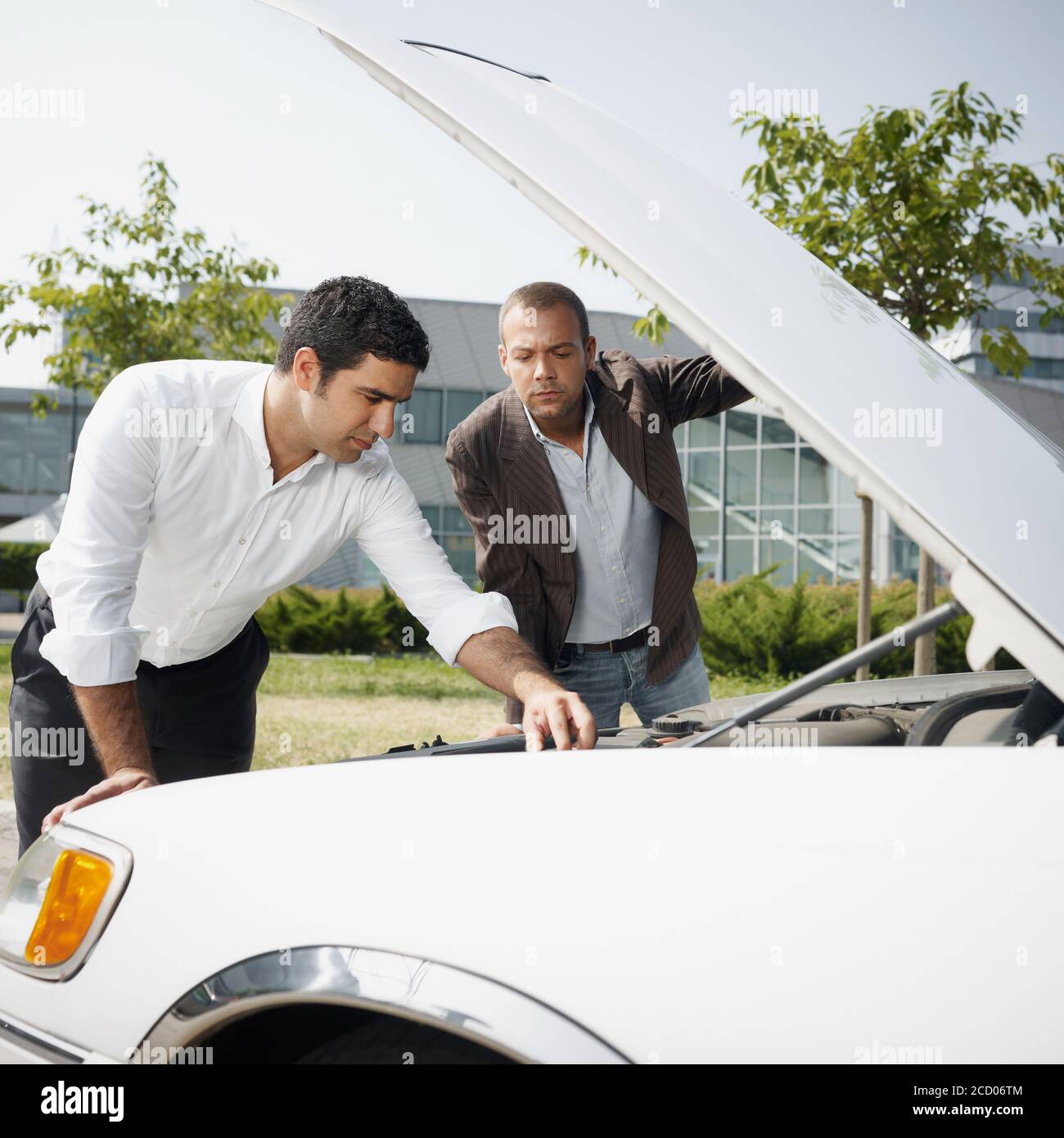 Hombre ayudando al conductor con problemas de coche y avería del motor Foto de stock