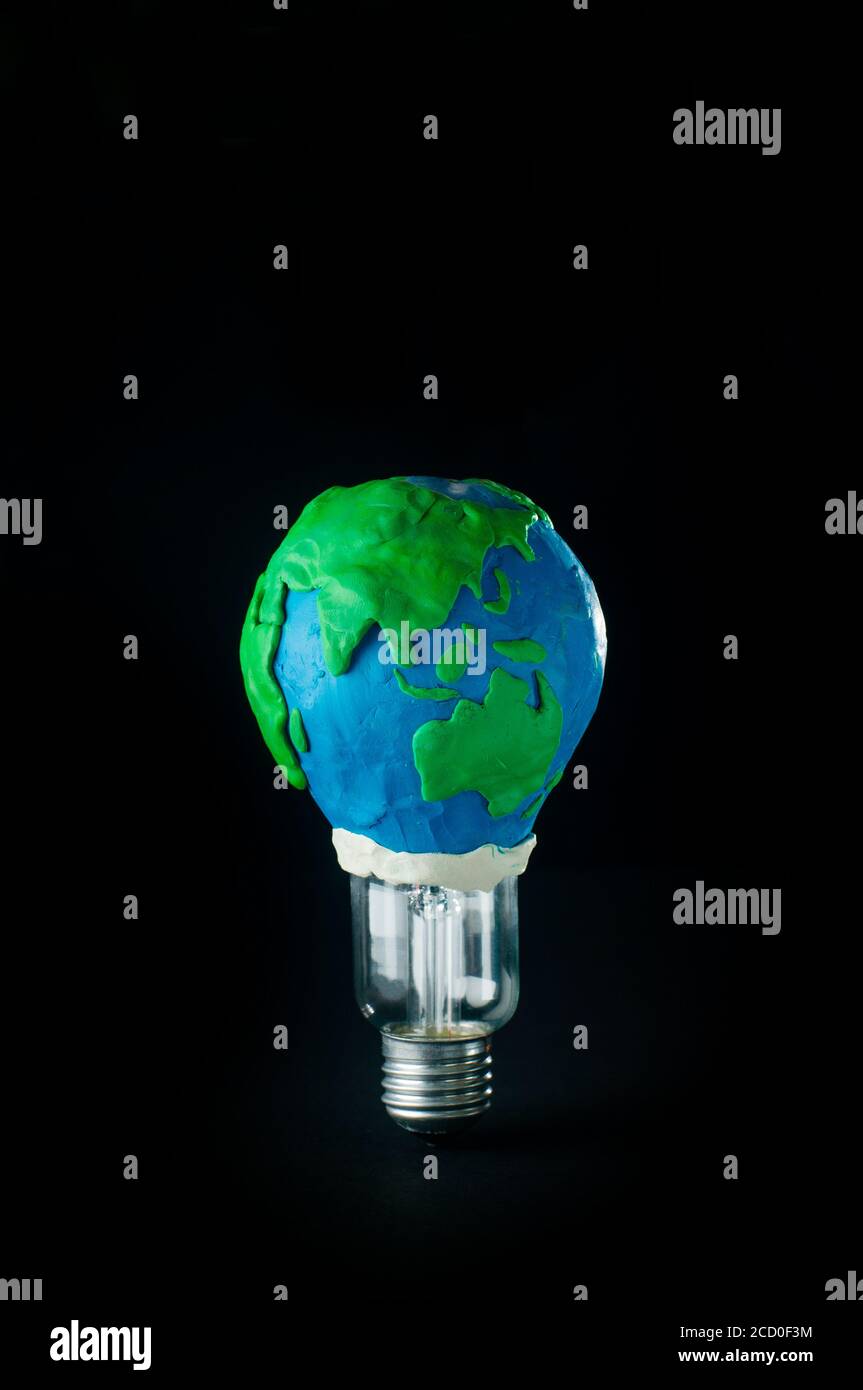 Concepto de la Hora de la Tierra: Lámpara eléctrica decorada como  plastilina modelo de planeta Tierra sobre fondo negro con espacio en blanco  para texto Fotografía de stock - Alamy