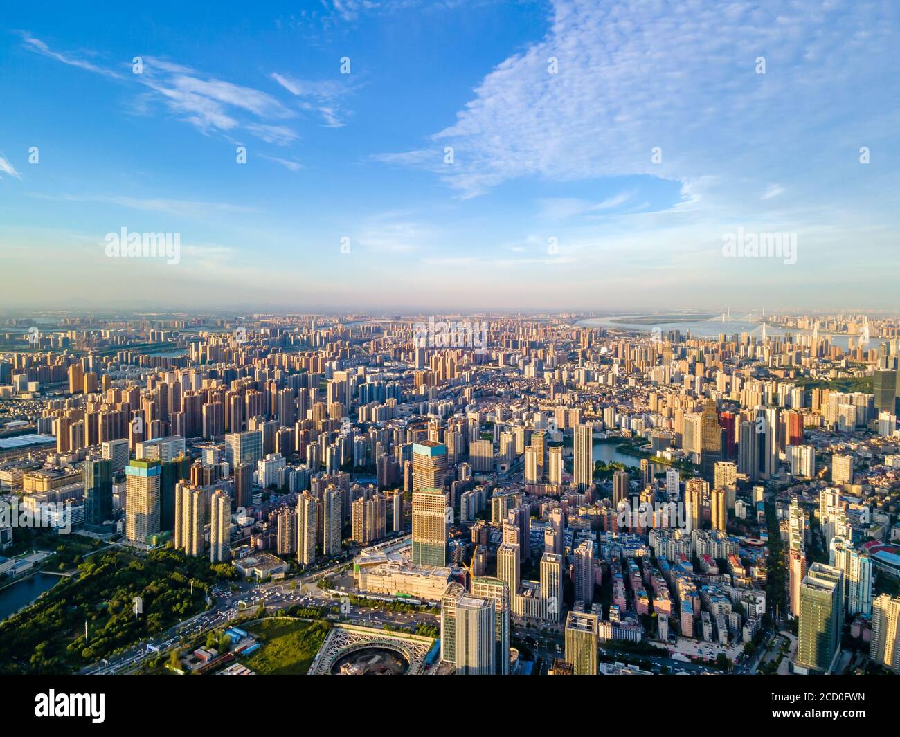 Vista aérea del horizonte de Wuhan y el río Yangtze con rascacielos superaltos en construcción en Wuhan Hubei China. Foto de stock