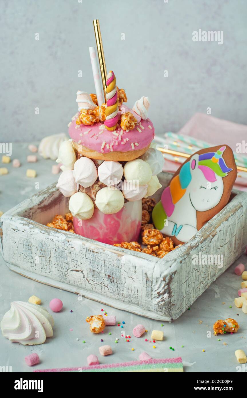 Feliz cumpleaños fondo de la fiesta: Freak agitar con el relleno de donut,  malvavisco decorado como unicornio en la caja de madera llena de palomitas  de maíz; el selectivo de la peloca