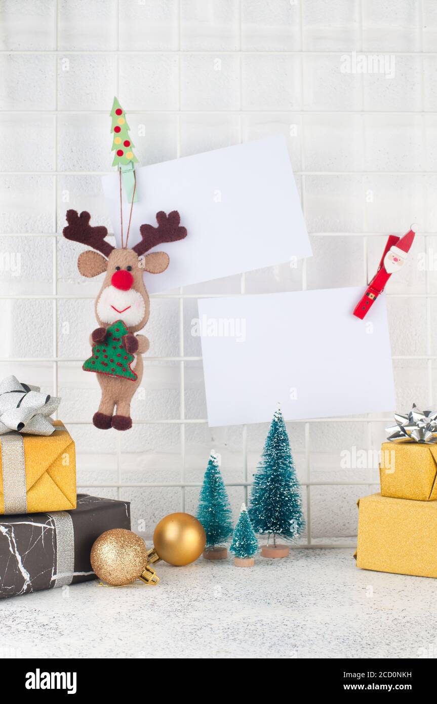 Tabla de humor con tarjetas vacías en él cerca de cajas de regalo, árboles  de Navidad y ciervo juguete. Espacio en blanco para el texto Fotografía de  stock - Alamy