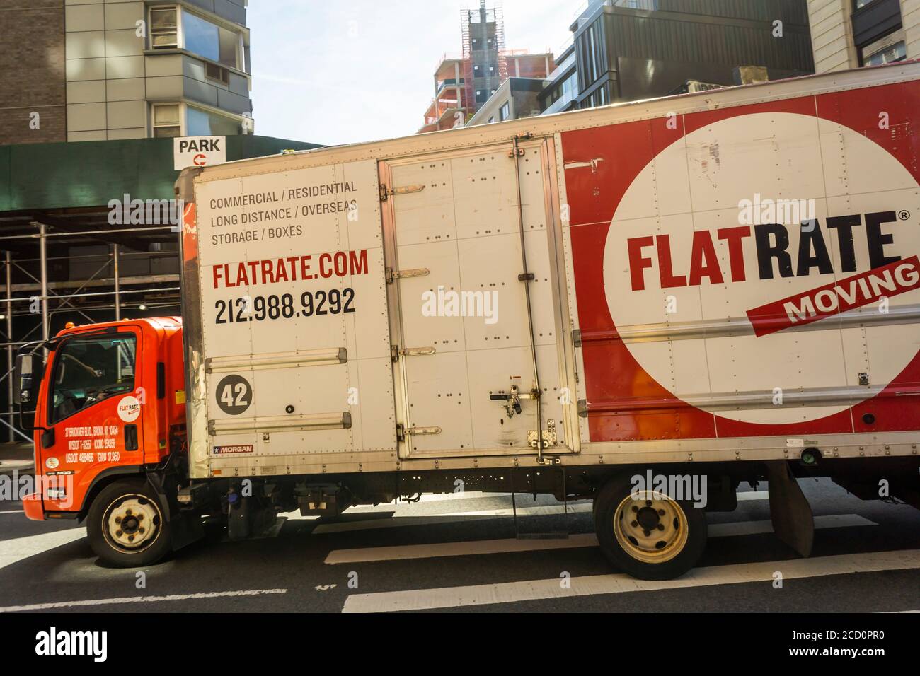 Una furgoneta móvil Flatrate en el barrio de Greenwich Village en Nueva York el jueves, 20 de agosto de 2020. (© Richard B. Levine) Foto de stock