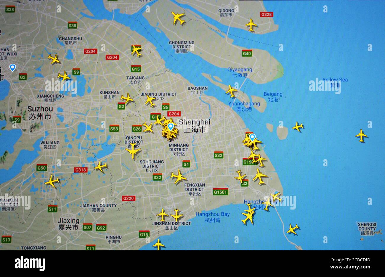 Tráfico aéreo en el aeropuerto de Shanghai Pudong (25 de agosto de 2020, UTC 09.21), en Internet con el sitio de Flightrdar 24, durante el período de la pandemia del Coronavirus Foto de stock