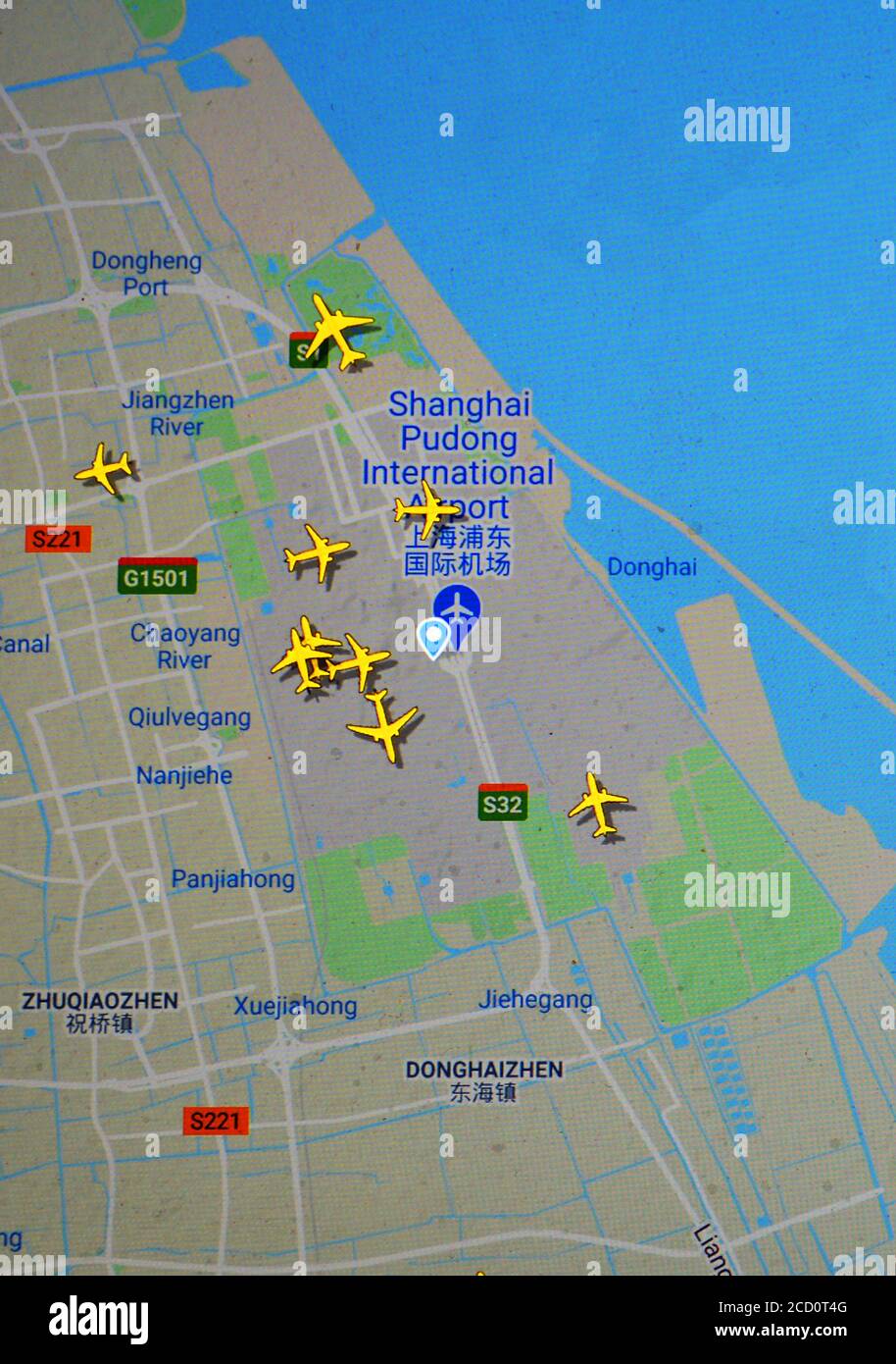 Tráfico aéreo en el aeropuerto de Shanghai Pudong (25 de agosto de 2020, UTC 09.23), en Internet con el sitio de Flightrdar 24, durante el período de la pandemia del Coronavirus Foto de stock