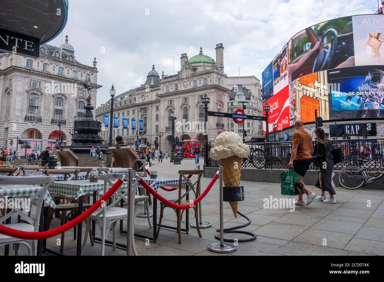 Londres- Agosto de 2020: Tranquila escena callejera de Londres en Piccadilly Circus, casi vacía debido a los efectos del coronavirus Foto de stock