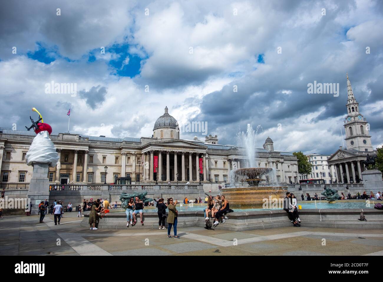 LONDRES- la Galería Nacional de Retratos en Trafalgar Square, una zona de referencia mundialmente famosa en el West End de Londres Foto de stock