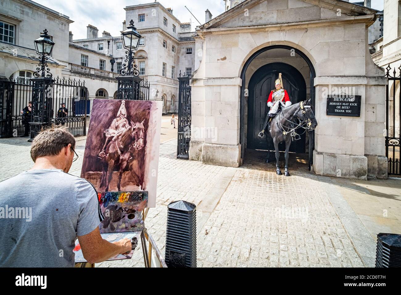 Londres- un hombre pintando una escena en el Cuartel de la Guardia de Caballos, una atracción turística popular en Whitehall, Londres. Foto de stock