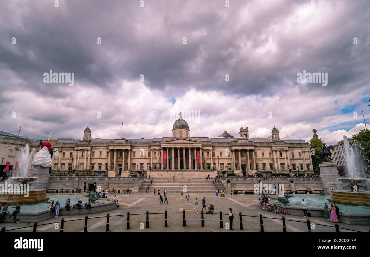 LONDRES- la Galería Nacional de Retratos en Trafalgar Square, una zona de referencia mundialmente famosa en el West End de Londres Foto de stock
