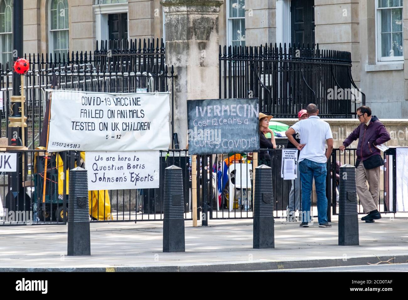 Londres- Agosto de 2020: Manifestantes en las afueras de 10 Downing Street protestando contra los gobiernos del Reino Unido manejando la pandemia Covid 19, con referencia a la vacuna Foto de stock