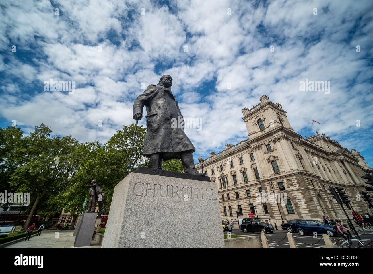 Londres- Estatua de Winston Churchill- destacado primer ministro británico de la Segunda Guerra Mundial en el Parlamento Plaza en Westminster Foto de stock